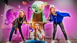 ПИГГИ РОБЛОКС В ШКОЛЕ! ПРЕДАТЕЛЬ СРЕДИ ЛУЧШИХ ПОДРУГ?! Piggy Roblox в реальной жизни!
