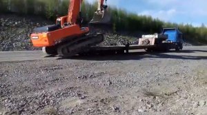 Экскаватор заезжает на трал на 5+.