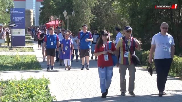 Около стадиона Волгоград Арена в преддверии матча сборных Исландии и Нигерии многолюдно и весело смотреть онлайн