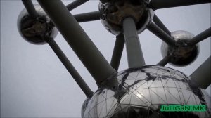 Atomium Брюссель, лифт со стеклянным потолком, вид супер