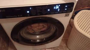 LG Smart ThinQ 9 kg F4H5VS6W start washing White, some pink and 2 towels at Cotton 95°C