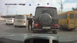 Быдло на Мерсе получил сдачи