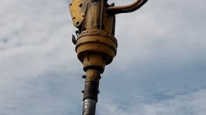 Машина бурит землю. Строим дом.