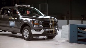 2023 Toyota Tundra vs 2023 Ford F 150 – CRASH TEST