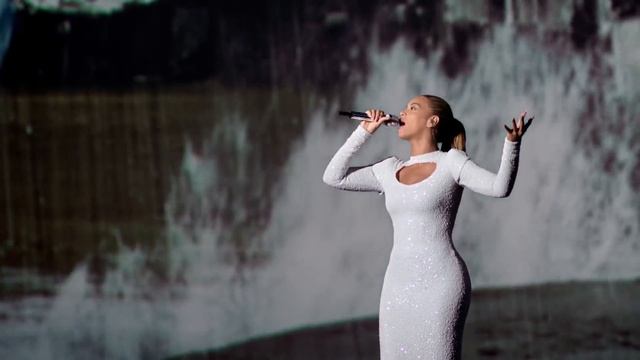 I was here live. Фонетическая зарядка. I was here live. You are here картинка. I live here you live near tom lives so far that he goes in a car.