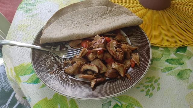 сегодня есть роллы с веганской курицей