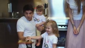 Стас Бондаренко с женой и дочками отмечает Масленицу