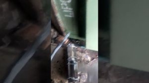 Как приварить цилиндрические петли на большие металлические ворота.