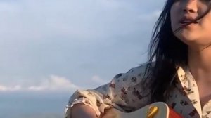 Девушка классно играет на гитаре!