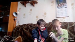 Мы завязали себя скотчем  (это очень больно)