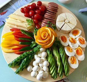 УКРАШЕНИЕ СТОЛА ФРУКТАМИ