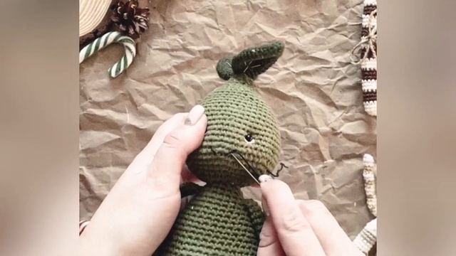 Оформляем глазки и ротик, делаем тонировку игрушки смотреть онлайн