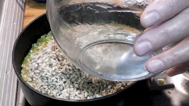 Перловка, рис и булгур, получается вкусная и рассыпчатая каша.