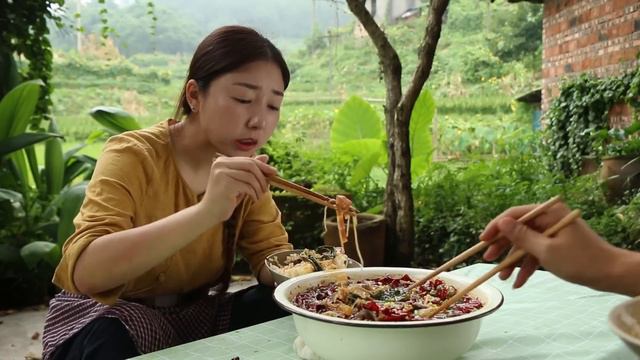 小雨做四川“毛血旺”，加自己泡的蘿蔔，麻辣鮮香，配米飯吃過癮！ 【市民朱小雨】