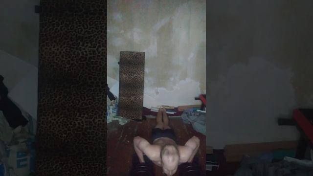 отжимания между гантелями 20 раз в трусах четвертый подход 20.04.2023 смотреть онлайн