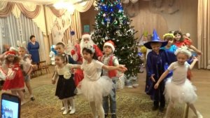 Новогодний танец у елки /Попурри новогодних песен