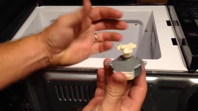 Replacing the Turntable Motor on a Microwave Oven смотреть онлайн
