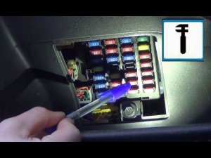 Замена предохранителя правых передних и задних габаритов, номерного знака в салоне Hyundai Getz