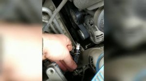 Замена лампочки передних габаритов на светодиодную лампу на автомобиле Фольксваген Поло 2015 года