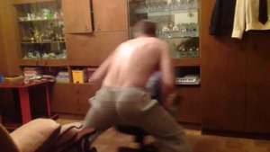 Копия видео "ребенок стул папа и веселье"