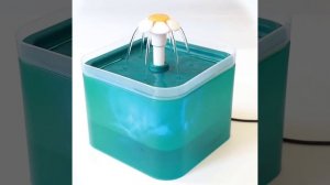 Питьевой фонтан с фильтром ROJECO для домашних животных на 2 л со светодиодной подсветкой.mp4