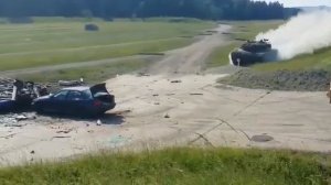 ТАНК НА ХОДУ РАЗДАВИЛ МАШИНУ