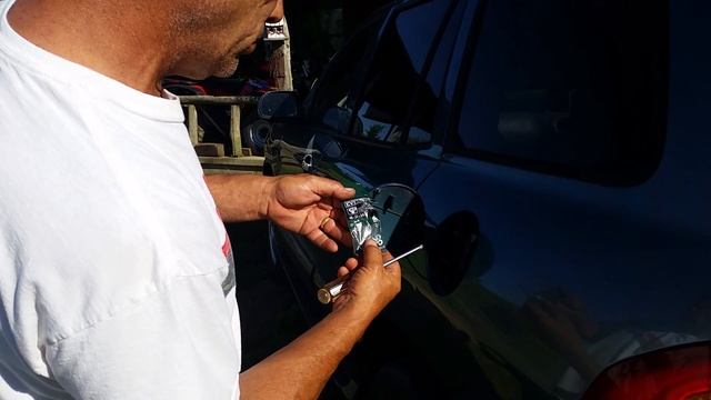 How to fix fuel door on 03 Hyundai Santa Fe when lever no longer opens it. смотреть онлайн