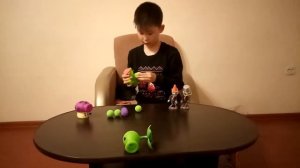 Растения против зомби игрушки фигурки зомби