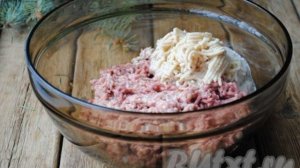 Котлеты из фарша в панировочных сухарях