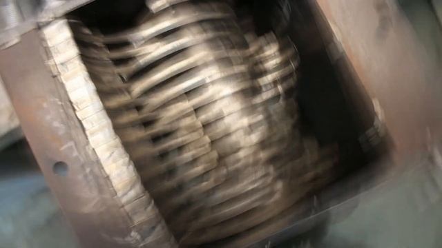 Собираю дробилку для пластика и пробую ее в деле