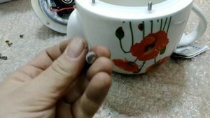 Протекает керамический чайник.