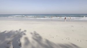 Ramada Beach Hotel Ajman - приватный пляж отеля, красный и зеленый флаг, сильные волны, Аджман, ОАЭ