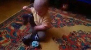 Ребенок учиться одевать носки