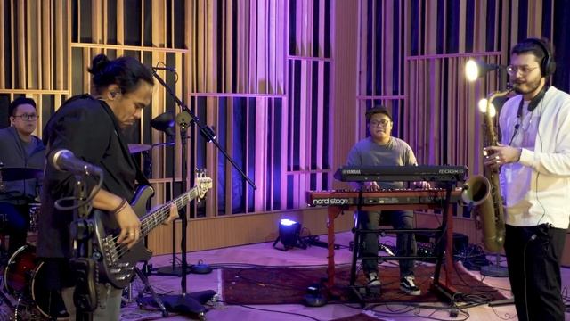 SAULE - Barry Likumahuwa Adrenaline Zone // Traditional Moluccan Song live at Reverend & Co. Studio смотреть онлайн