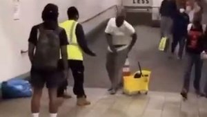 Негр насрал уборщику в ведро на станции метро