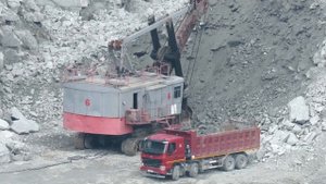 Работа в карьере, самосвал 8х4 HOWO A7 и ЭКГ-5А