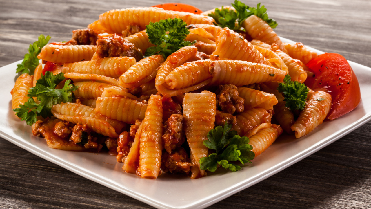 Тушенные макароны на сковороде с молоком смотреть онлайн