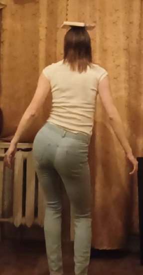 Танец с книгой на голове. Исполняет КомЮ (Комиссарова Юлия Федоровна)