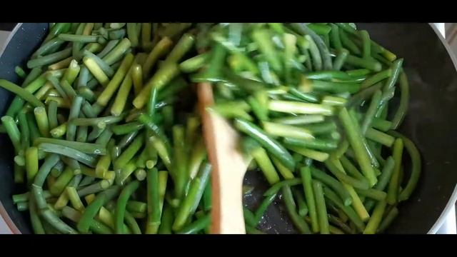 Чесночные стрелки жареные с томатом.