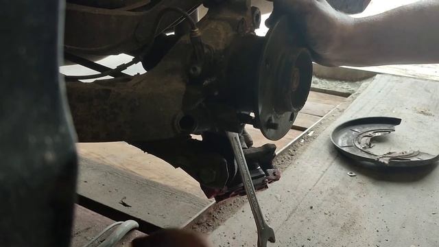 Замена задних кожухов тормозного диска за 10 минут на BMW Е46. Ремонт ручника.