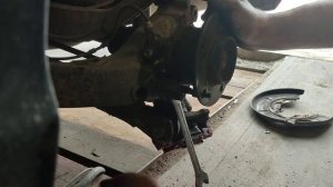Замена задних кожухов тормозного диска за 10 минут на BMW Е46. Ремонт ручника.