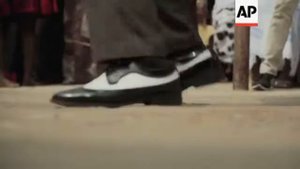 Африканцы танцуют с гробом мем из ютуба 2k19