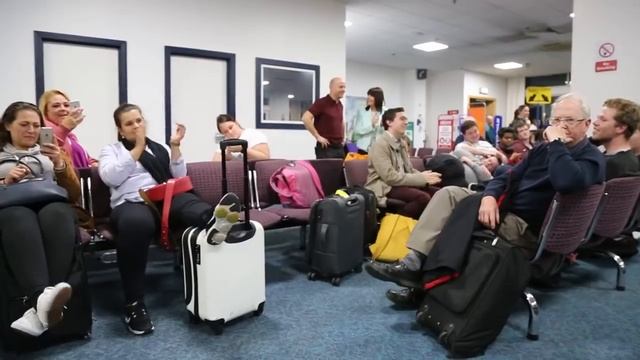 Irish flight delayed so trad session started between DaoiríFarrell, Geoff Kinsella and Robbie Walsh смотреть онлайн