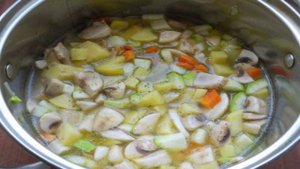 Суп-пюре с кабачками, шампиньонами и плавленым сыром