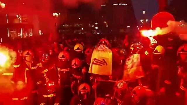 Минувшей ночью в Париже пожарные перешли на сторону восставших