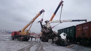 Подъем упавшего на ж/д вагон автокрана Челябинец КС-45721