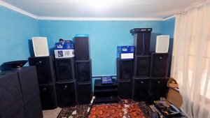 Микшерный пульт и концертная акустика, тест звука.