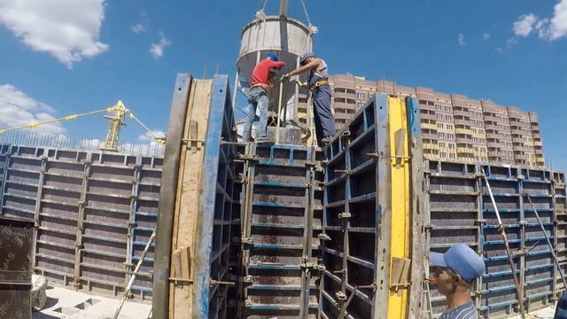 Заливка бетона в опалубку с помощью бадьи для бетона Zitrek БНу-0,1