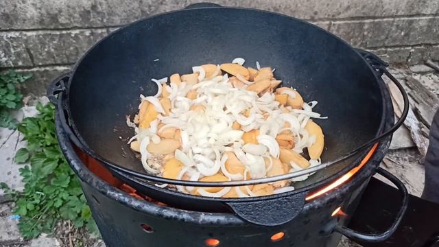 Грузинская кухня. Оджахури в казане. Или просто жареная картошка с мясом.