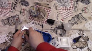 Как подключить выключатель с розеткой .